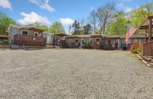 Diamond City Cabin | Cabin 3- 1bd/1bath with beautiful views of Bull Shoals Lake.