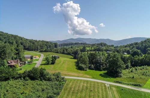 Cosby Cabin | Cabin ∙ 3 bedrooms ∙ 6 guests