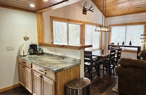 Estes Park Cabin | Cabin 3- King Beds, full kitchen & laundry!