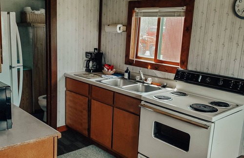 Gould City Cabin | Cabin 3-The Elk Lodge at Sunset Pines Resort