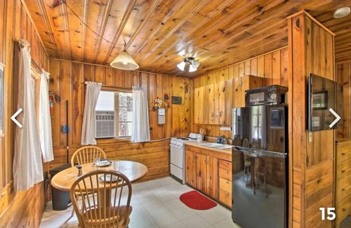 Pinetop-Lakeside Cabin | Cabin 3 with King Bed