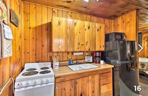 Pinetop-Lakeside Cabin | Cabin 3 with King Bed