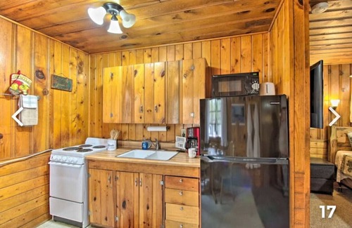 Pinetop-Lakeside Cabin | Cabin 3 with King Bed