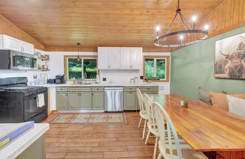 Dewittville House | Cabin 3BR close to lake w rolling hills
