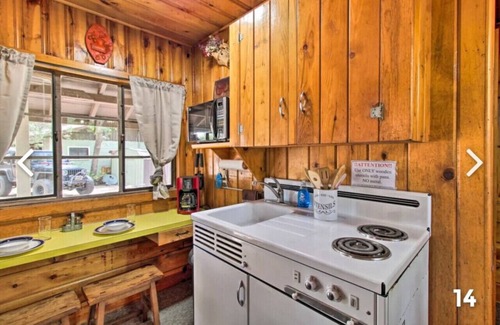 Pinetop-Lakeside Cabin | Cabin 5 with Queen Bed