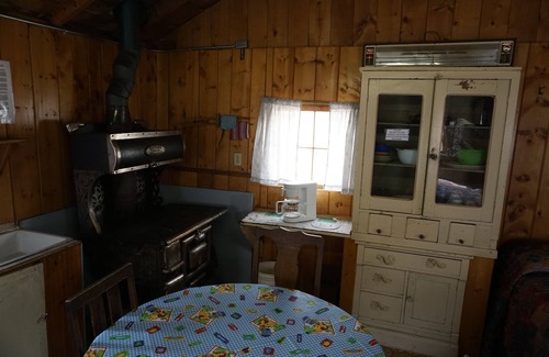 Bellvue Cabin | Cabin 6 at Sportsman’s Lodge, Rustic Cabin 6 at Sportsman's Lodge