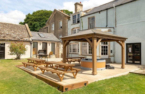 Petty France Cottage | Cabin ∙ 6 bedrooms ∙ 20 guests