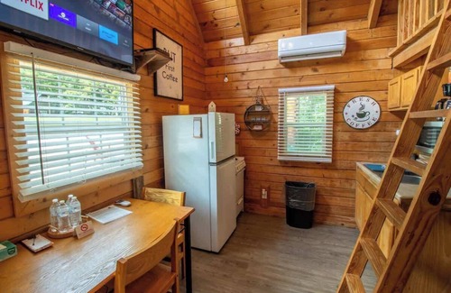 Columbia Cabin | Cabin 6 - Near Green River & Cumberland Lake | Pet Friendly