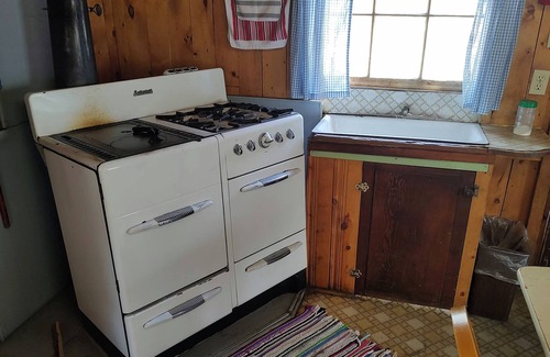 Bellvue Cabin | Cabin 7 at Sportsman's Lodge