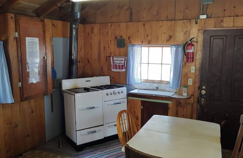 Bellvue Cabin | Cabin 7 at Sportsman's Lodge