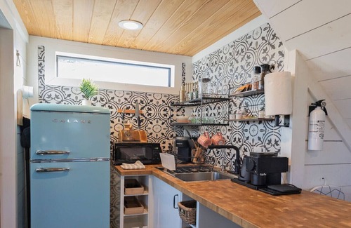 Dripping Springs House | Cabin 7 · Smart & Cozy Tiny Cabin with Tesla EV Charger!