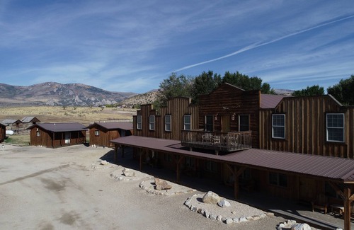 Almo Cabin | Cabin 8 at the Charming Rustic Almo Inn near City of Rocks and Castle Rock Park