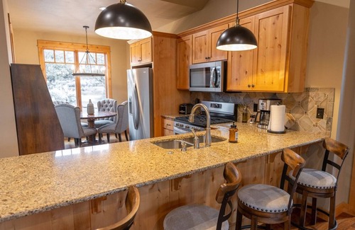 Powell Butte Cabin | Cabin 89 at Brasada Ranch: 2bd, Hot Tub, & Modern Rustic Comfort!
