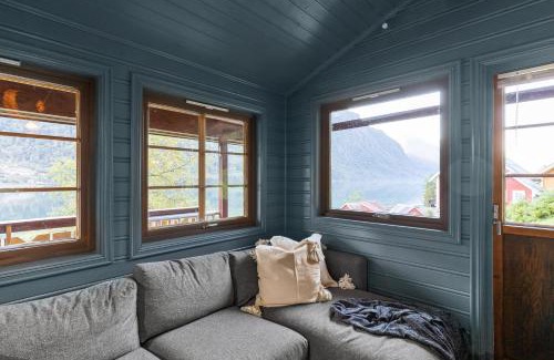 Fjaerland House | Cabin alongside the beautiful fjærlandsfjord