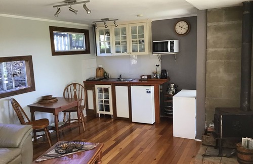 Moruya House | Cabin amongst the trees. Near to beaches and shops. Dog and horse friendly