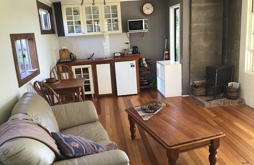 Moruya House | Cabin amongst the trees. Near to beaches and shops. Dog and horse friendly