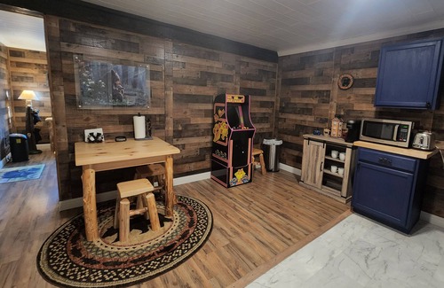 Rocky Grove Apartment | Cabin Apt 20min to Gatlinburg across from Ntl Park GameRoom+FirePit+Pet Friendly