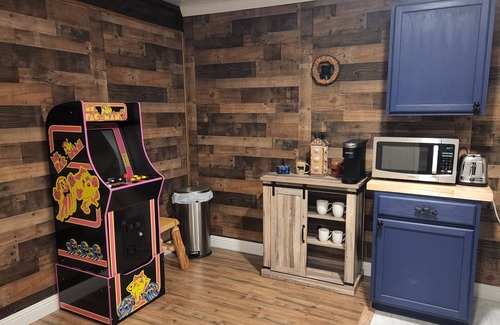 Rocky Grove Apartment | Cabin Apt 20min to Gatlinburg across from Ntl Park GameRoom+FirePit+Pet Friendly