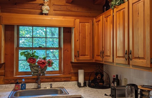 Gainesville Cabin | Cabin Bliss - Just 1 Mile from Lake Lanier/5 Acre/5 BR with Hot tub
