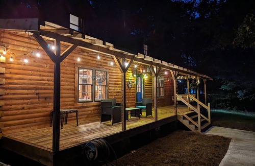 Gainesville Cabin | Cabin Bliss - Just 1 Mile from Lake Lanier/5 Acre/5 BR with Hot tub