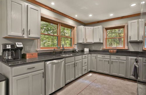 Shelbyville Cabin | Cabin+Bunkhouse Sleeps 25 near Lou/Lex *Like-New!