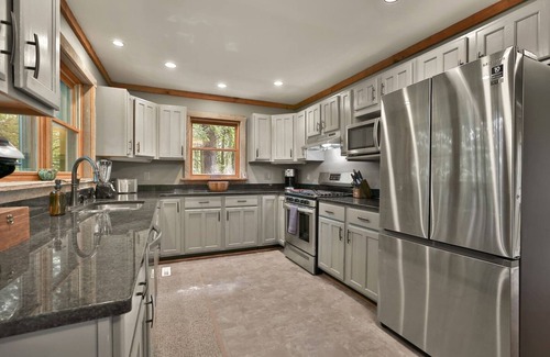Shelbyville Cabin | Cabin+Bunkhouse Sleeps 25 near Lou/Lex *Like-New!