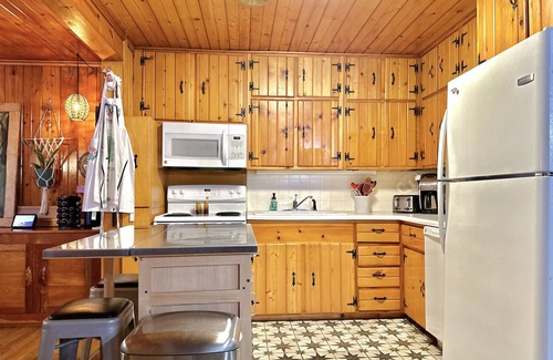 Highland Center Cabin | Cabin by Keomah State Park: Swimming Pool, Hot Tub Patio, Game Room, Trails
