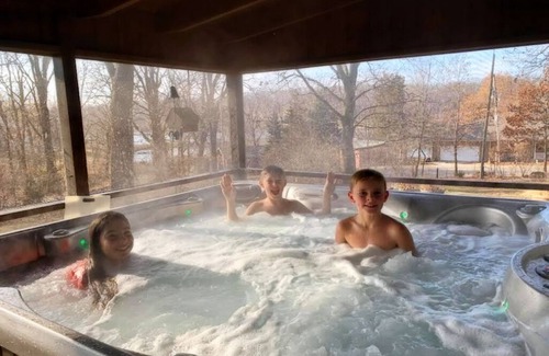 Highland Center Cabin | Cabin by Keomah State Park: Swimming Pool, Hot Tub Patio, Game Room, Trails