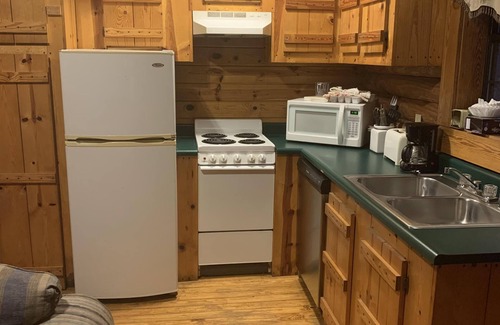 Slade Cabin | Cabin close to Natural Bridge State Park with Jhot tub and internet
