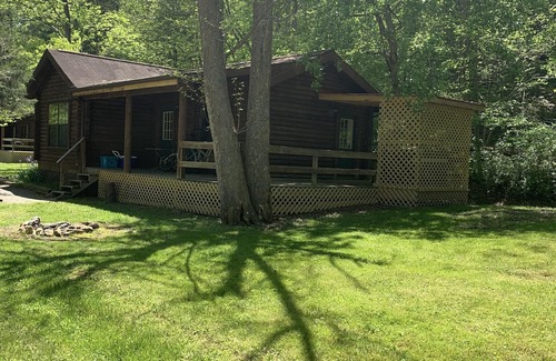 Slade Cabin | Cabin close to Natural Bridge State Park with Jhot tub and internet
