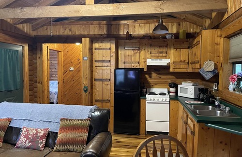Slade Cabin | Cabin close to Natural Bridge State Park with hot tub and internet