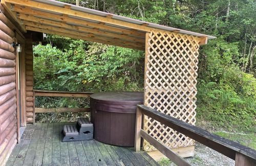 Slade Cabin | Cabin close to Natural Bridge State Park with hot tub and internet