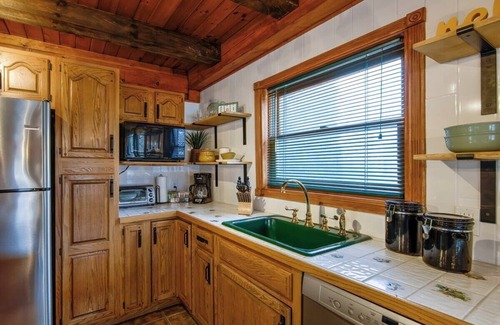 Waterford Cabin | Cabin Cove ~ Warm Cozy Nights! River View, Theater