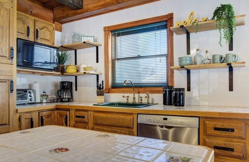 Waterford Cabin | Cabin Cove ~ Warm Cozy Nights! River View, Theater