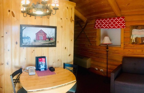 Thayne Cabin | Cabin Creek Inn - Standard King by Highway