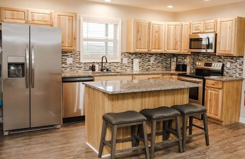 Rockbridge Cabin | Cabin Deck + Hot tub - Minutes from Old Man's Cave