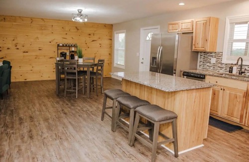 Rockbridge Cabin | Cabin Deck + Hot tub - Minutes from Old Man's Cave