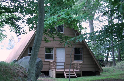Lake Pocotopaug Cabin | Cabin Deck House - Formidable Cabin in Laurel Island