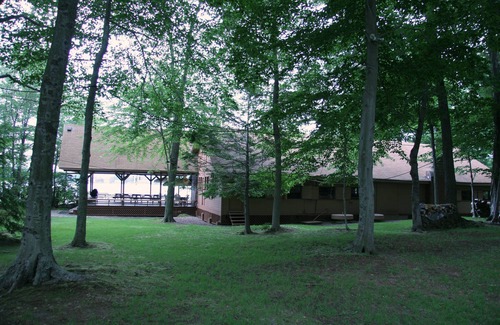 Lake Pocotopaug Cabin | Cabin Deck House - Formidable Cabin in Laurel Island