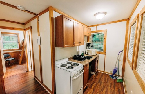 Columbia Cabin | Cabin, Double Bed, 5 Bunks, Screened Porch