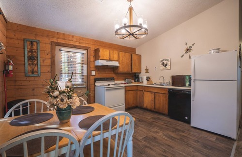 Royal Cabin | Cabin G at Safe Harbor Brady Mountain on Lake Ouachita!