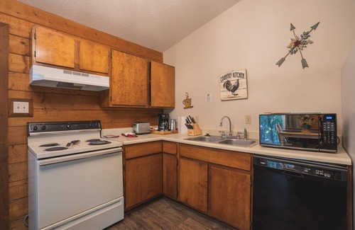 Royal Cabin | Cabin G at Safe Harbor Brady Mountain on Lake Ouachita!