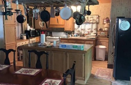 Williamstown House | Cabin hidden in the woods 2 miles off I77 by OH WV border