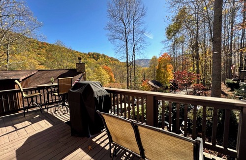 Maggie Valley Cabin | Cabin-Home Heat & AC, WiFi, Fireplace,Full Kitchen and much more