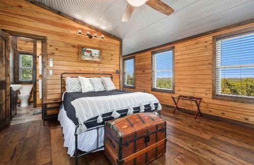 Eureka Springs House | Cabin, Hot Tub, 3 Decks, Firepit, Full Kitchen