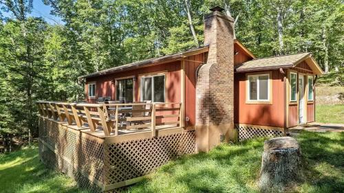 Bergton Ski Chalet | Cabin, Hot Tub, Firepit, Grill, Wifi, Dog-Friendly
