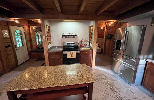 South Butler Cabin | Cabin in Hannibal with Hot tub and Sauna