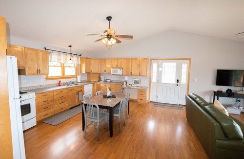 Pittsburg Cabin | Cabin In Pittsburg With Wellness Facilities, Barbecue/Outdoor Cooking, Bedding/Linens