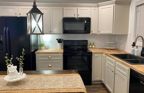Greenville - Spartanburg Cabin | Cabin in the Pines: Enjoy the Greenville area in a wooded retreat 2BR/1.5BA