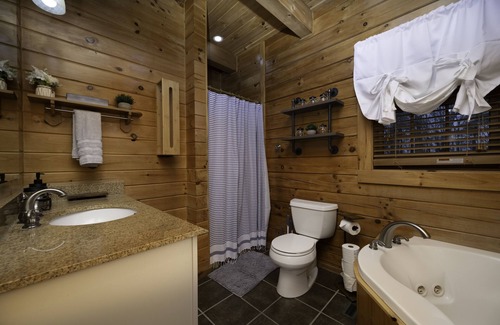 Bergton Cabin | Cabin in the Sky - HotTub, Game Room & Great View! Bryce Resort